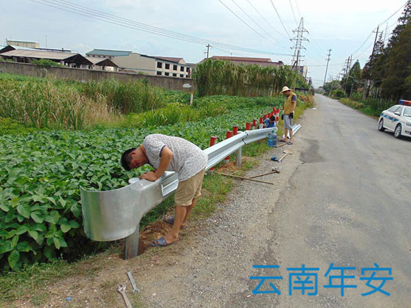 公路护栏板安装