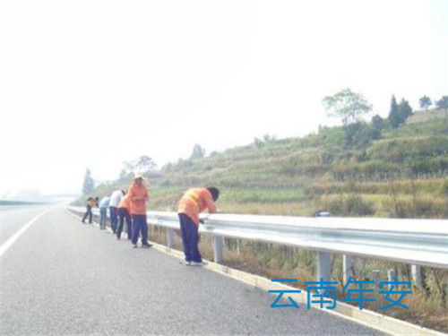 公路护栏安装