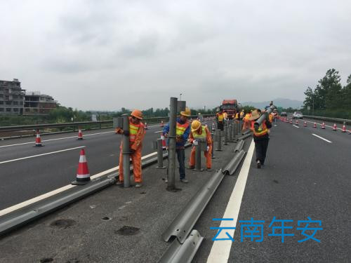 公路护栏安装